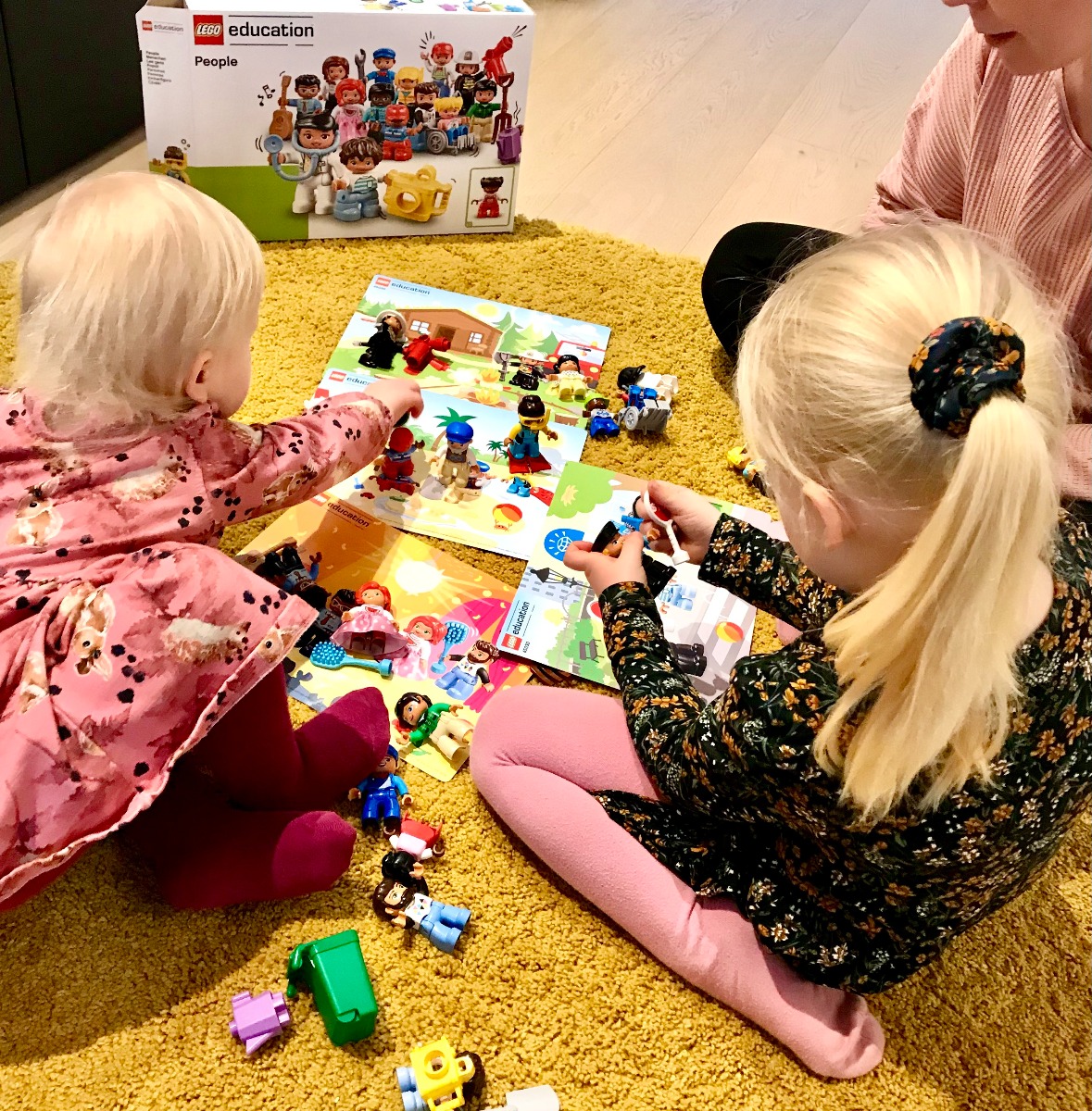 Lapset leikkimässä LEGO Education Ihmiset -tuotteella