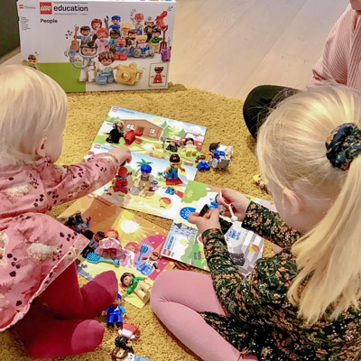 Lapset leikkimässä LEGO Education Ihmiset -tuotteella